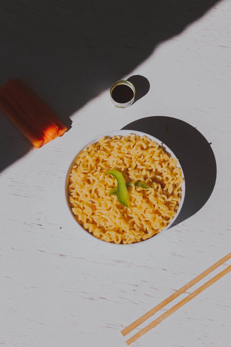 Cours de cuisine italienne avec des pâtes fraîches en préparation