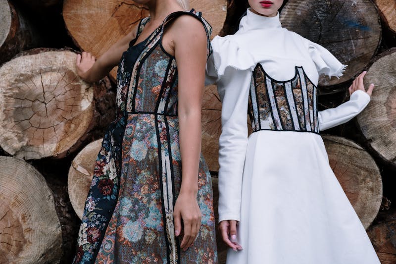 Contraste entre un vêtement de fast fashion usé et un vêtement de mode durable de qualité